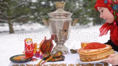 一个穿着毛皮大衣，戴着俄罗斯风格围巾的小女孩，在节日的桌子上放着一个盘子，薄饼的盘子